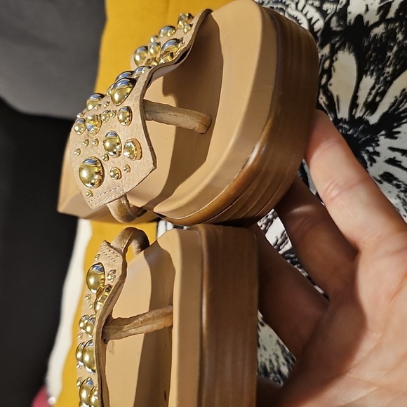 Donald j Pliner. Gorgeous thong slides with slight platform. Comfortable. EUC - Picture 9 of 9